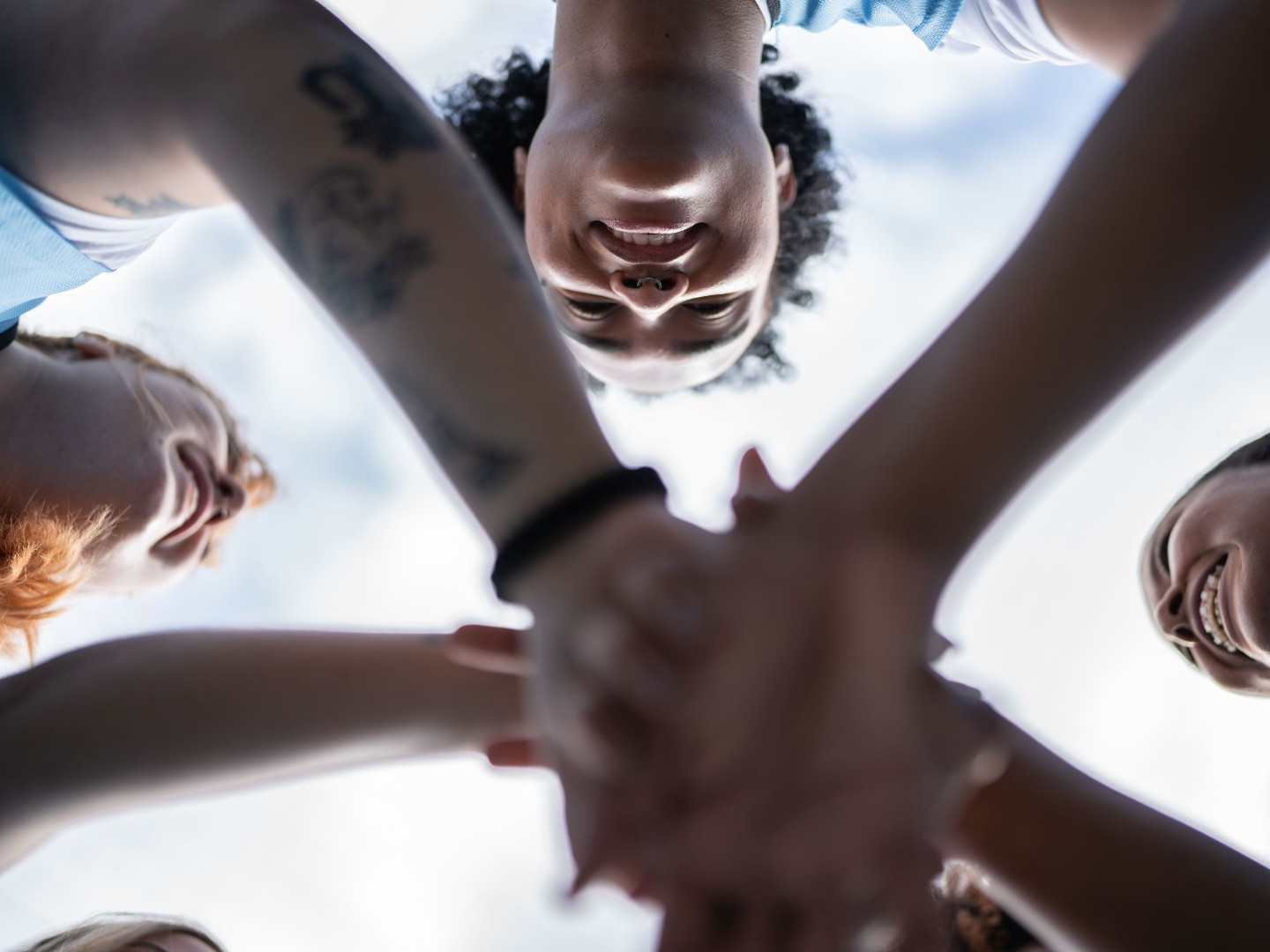Junge Frauen reichen sich die Hände