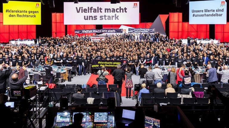 Delegierte des Gewerkschaftstags 2023 zeigen klare Kante – gegen Rassismus und Ausgrenzung.