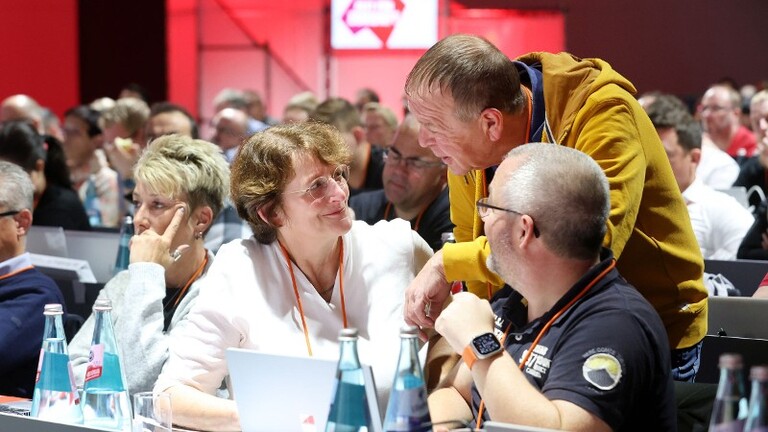 In Beratung. Beschlüsse werden mit einfacher Stimmenmehrheit gefasst. Änderungen der Satzung bedürfen der Zustimmung von zwei Dritteln der abstimmenden Delegierten.