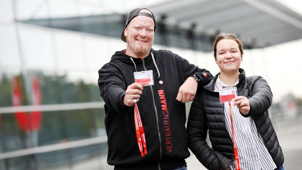 Auke Tierkstra und Meike Schlabach halten ihre Delegiertenkarten hoch