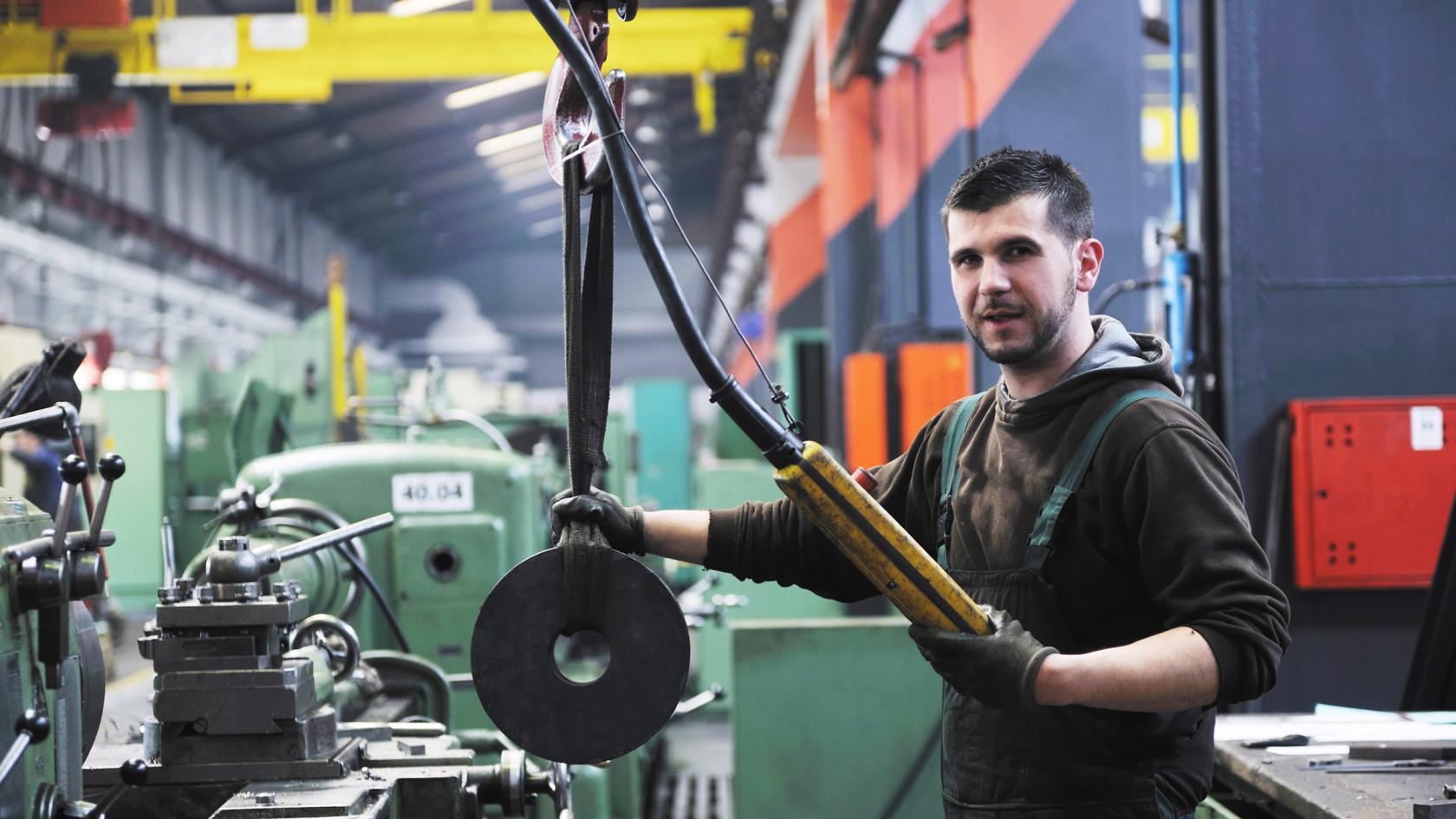 Industriearbeiter in Fabrik.