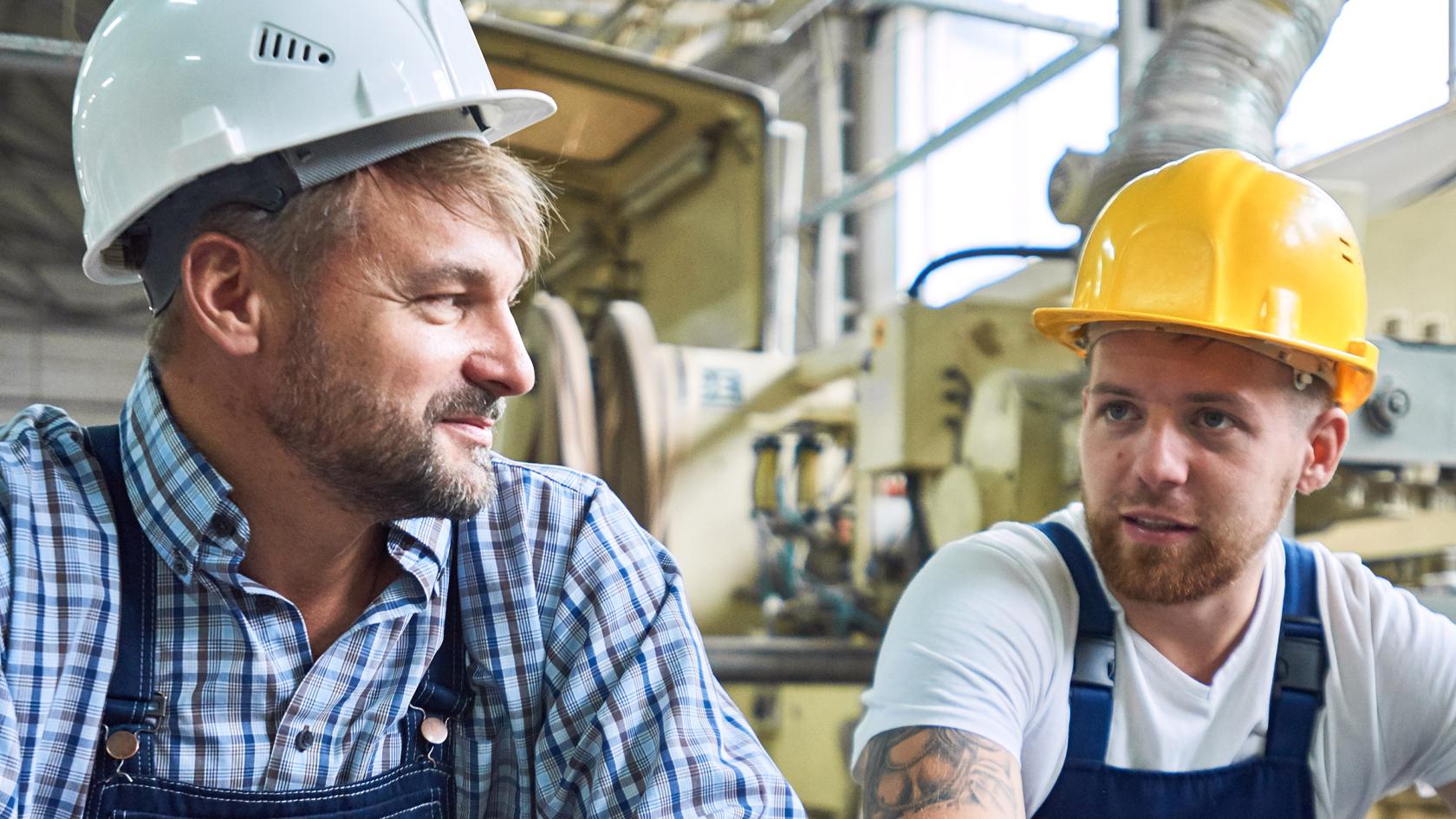 Zwei Arbeiter machen eine Kaffeepause