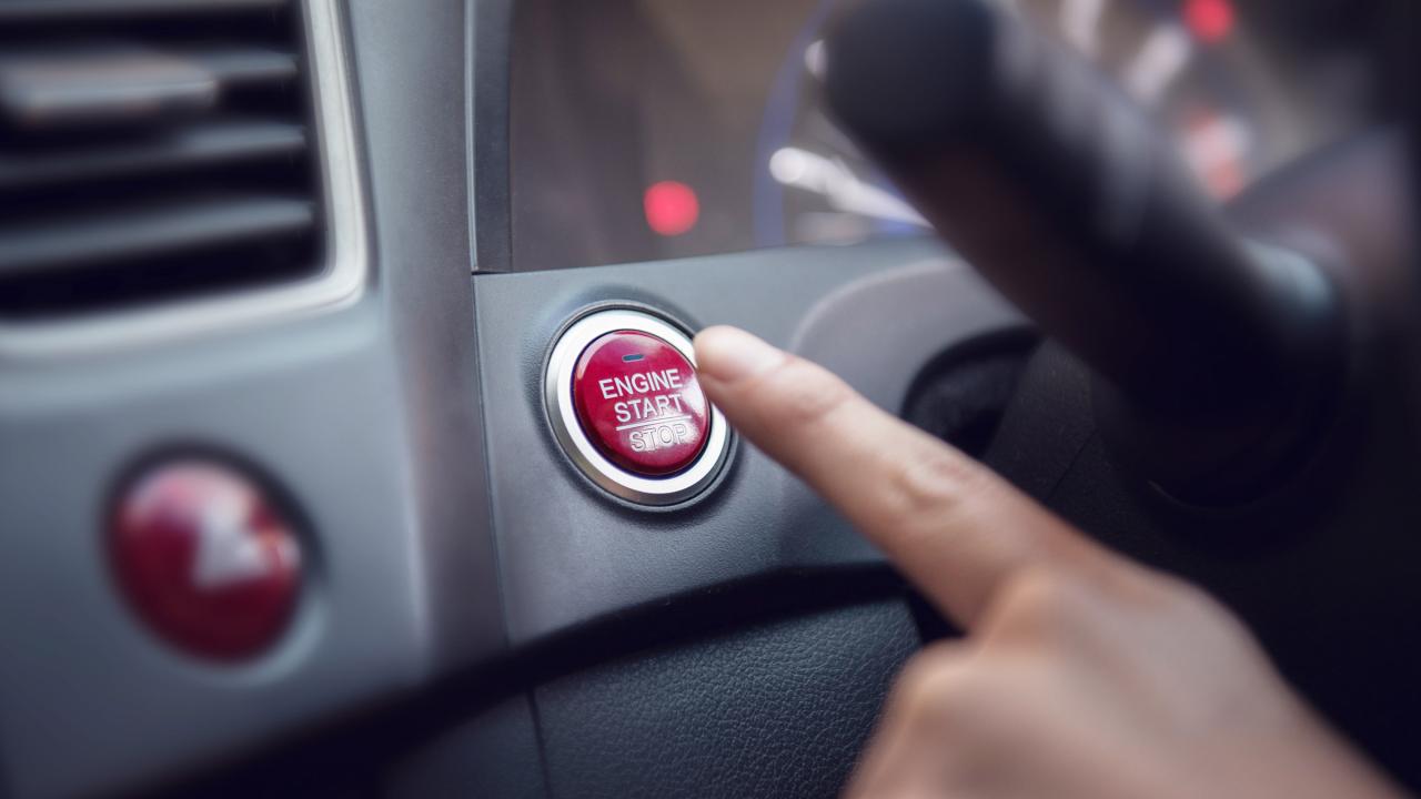 Nahaufnahme eines Fingers, die die Auto-Motor-Start-Taste drückt