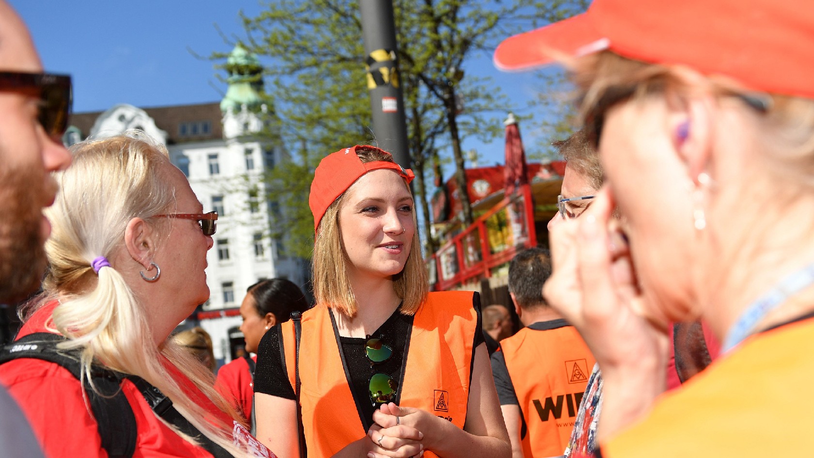 Frau mit einer orangenen Weste auf einem Streik