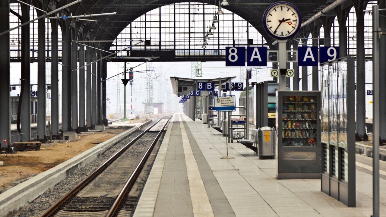 ein leeres Gleis an einem Bahnhof