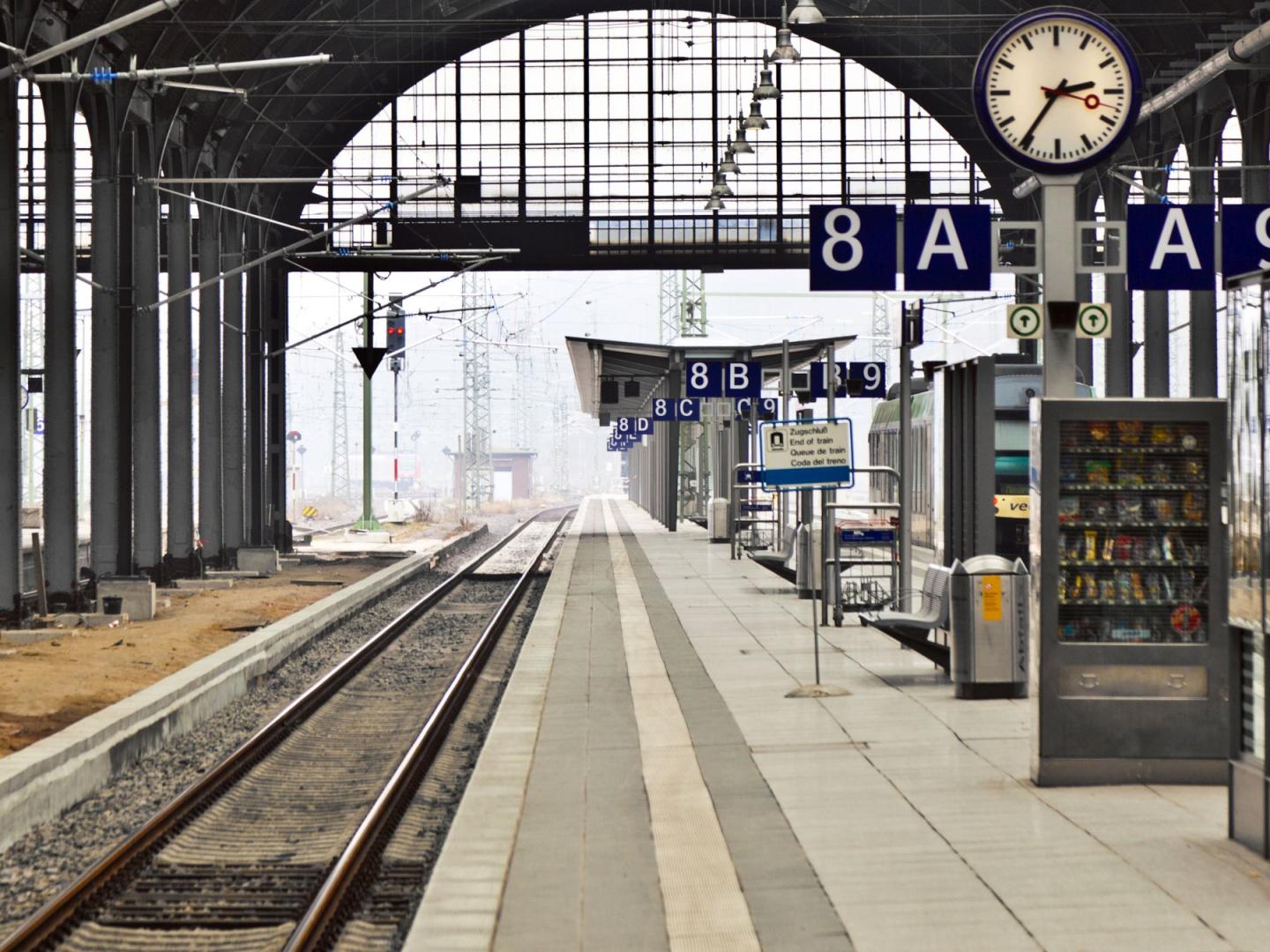 ein leeres Gleis an einem Bahnhof