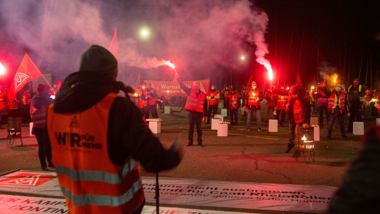 Continental Rheinböllen Zum Ende der Friedenspflicht um Punkt 0 Uhr zog die Nachtschicht zum Warnstreik vor das Werkstor.