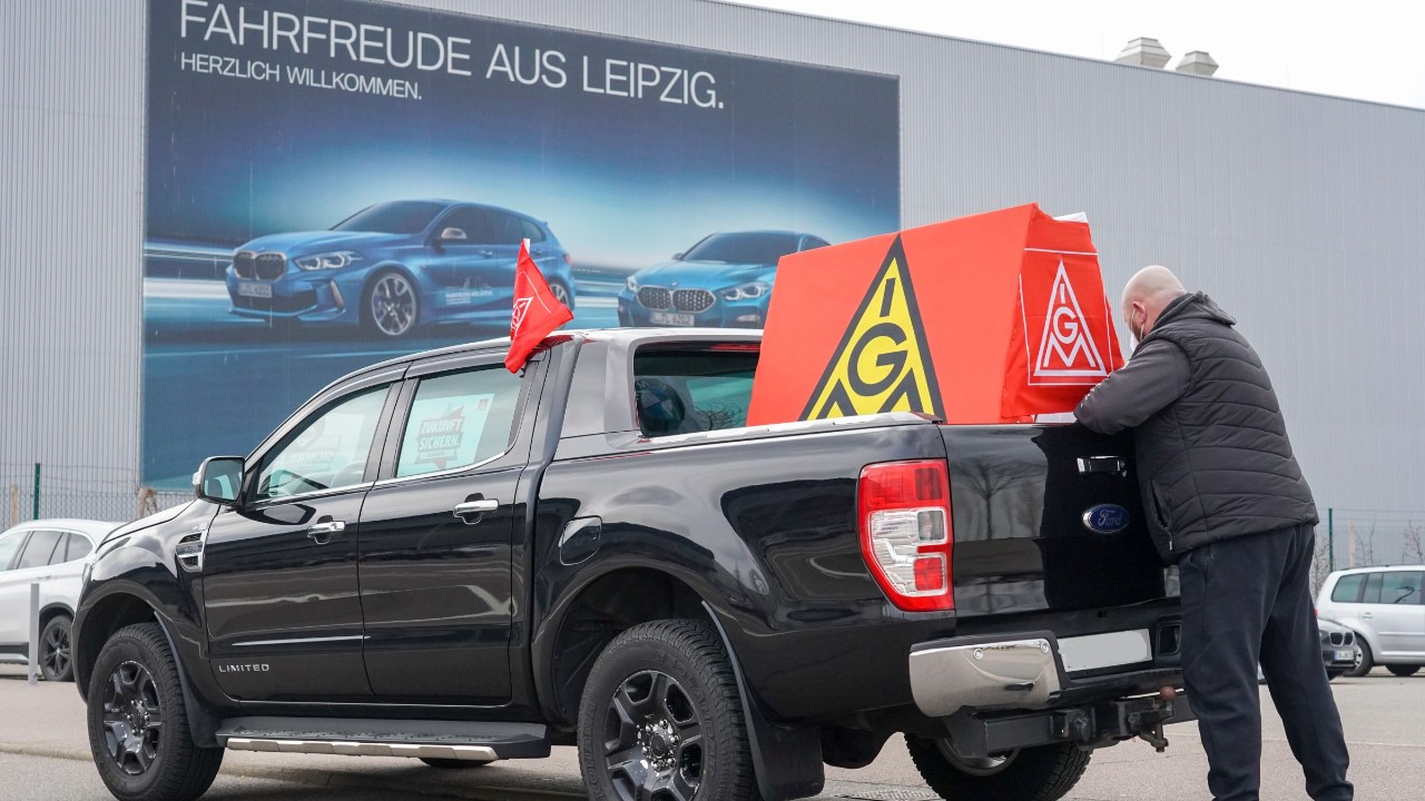 BMW Leipzig: Um 12.30 Uhr legte die Frühschicht die Arbeit nieder.