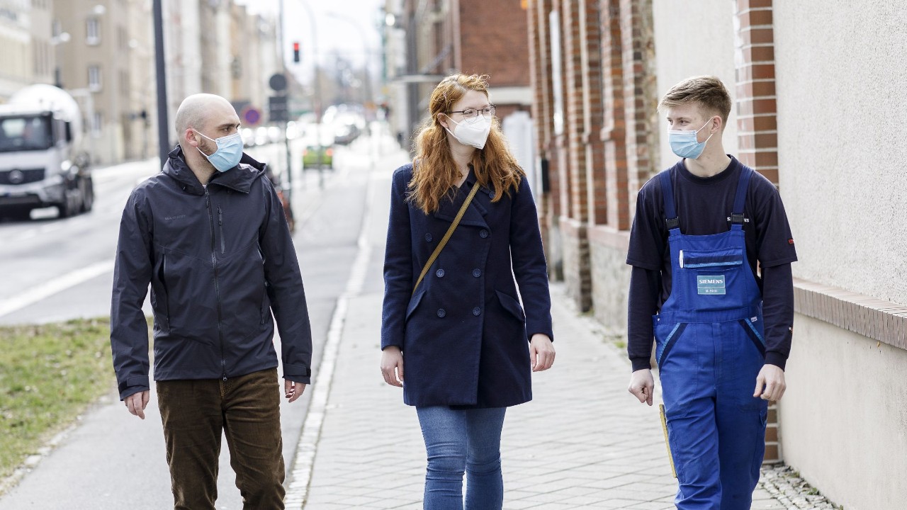 Lydia und Magnus kämpfen gemeinsam mit Betriebsrat David Straube (links) für das Ausbildungszentrum in Görlitz.