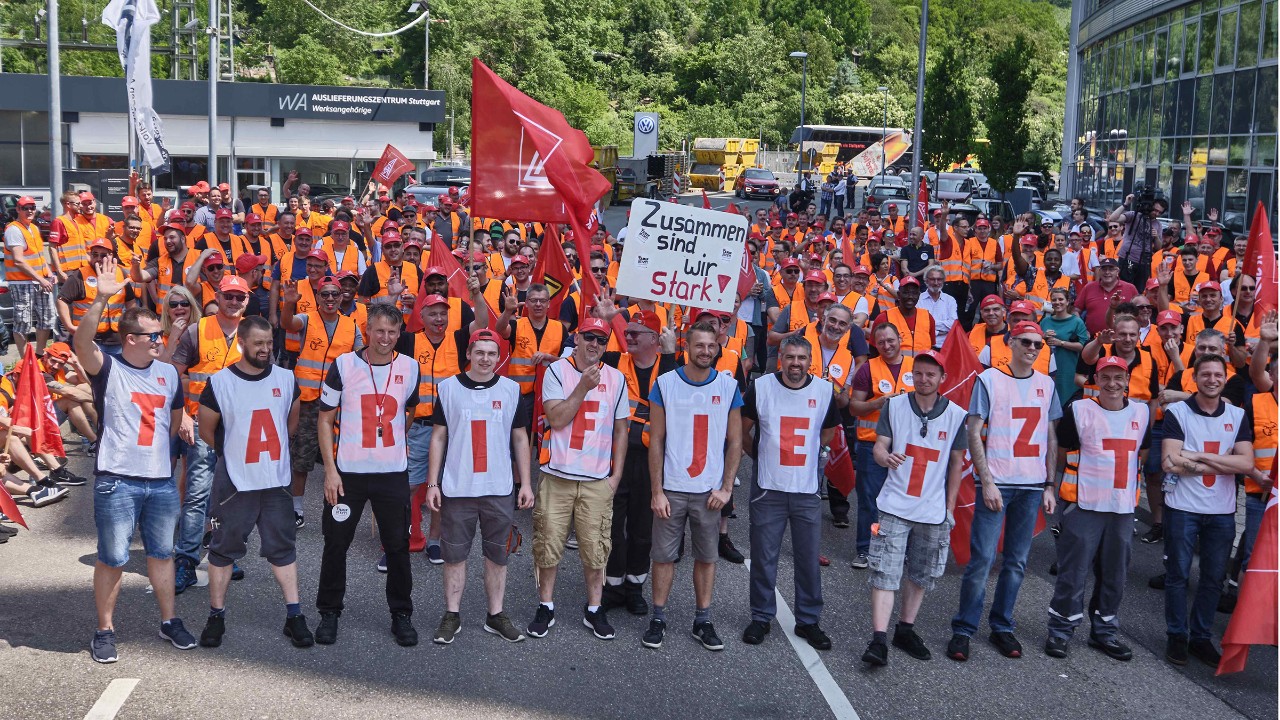 Beschäftigte demonstrieren während der Kfz-Tarifrunde 2018