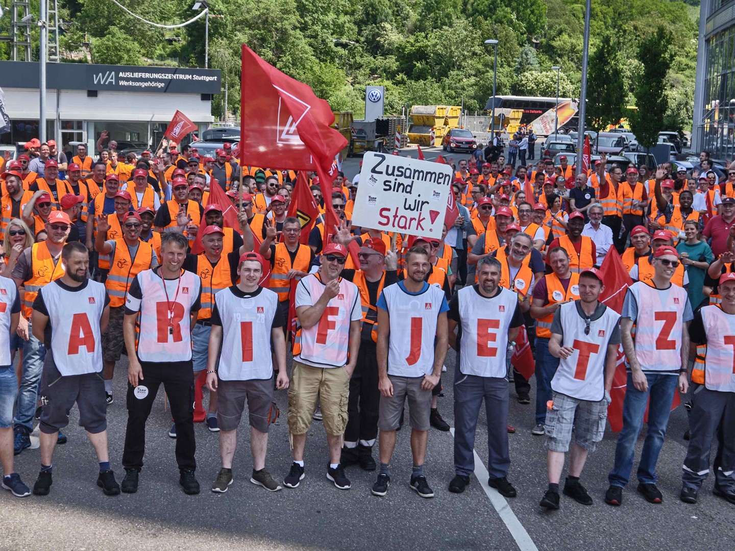 Beschäftigte demonstrieren während der Kfz-Tarifrunde 2018