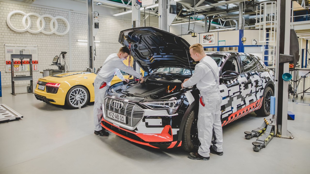 Auszubildende bei Audi in Neckarsulm werden am Modell des e-tron geschult (das Foto wurde vor der Pandemie aufgenommen).