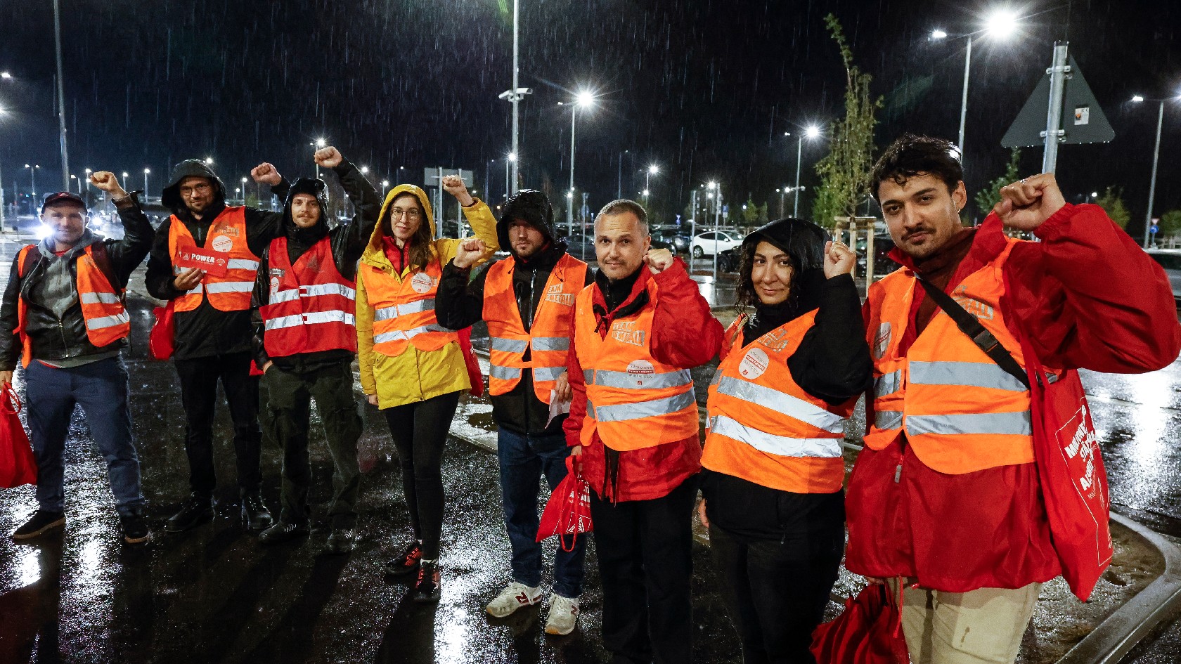 Blitz-Team Metallerinnen und Metaller aus dem ganzen Bundesgebiet unterstützten die Tesla-Beschäftigten bei ihrer Blitz-Aktion, in 18 Sprachen  – ein entscheidender Faktor für den Erfolg der Blitz-Aktion: Die Belegschaft ist zur Hälfte international. Sie pendeln aus Polen, sind selbst eingewandert oder kommen aus Familien mit Migrationsgeschichte.