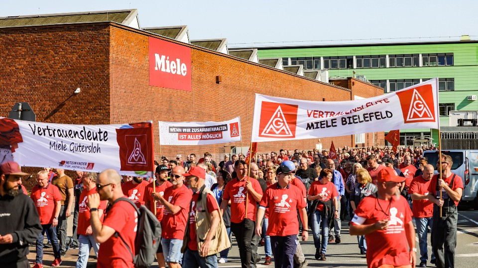 Beschäftigte von Miele demonstrieren für einen Zukunfts- und Sozialtarifvertrag