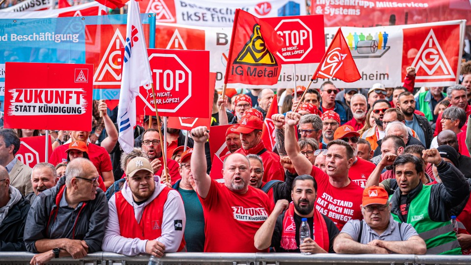 Beschäftigte von Thyssenkrupp demonstrieren in Essen am 23. Mai 2024 gegen das Vorgehen der Geschäftsführung beim geplanten Teilverkauf des Unternehmens.