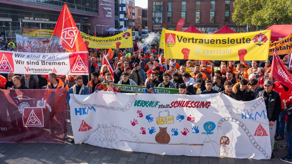 Beschäftigte demonstrieren zum Stahlgipfel vor der Mercatorhalle in Duisburg.