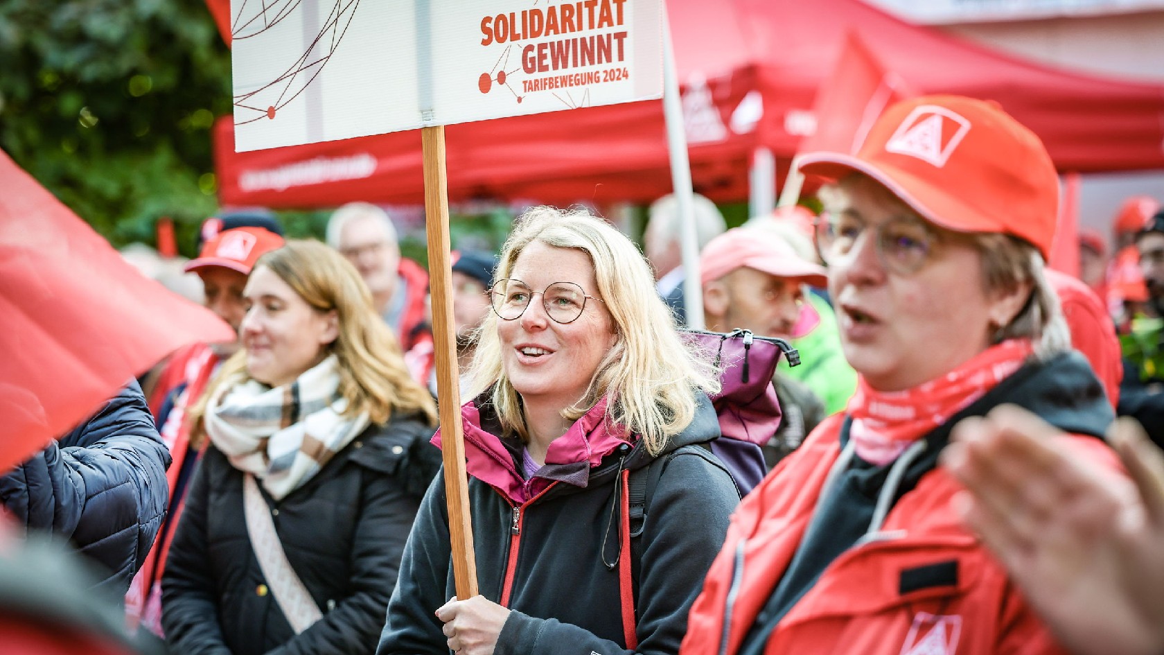 Beschäftigte demonstrieren in Münster zur zweiten Verhandlungsrunde in der Metall-Tarifrunde 2024.