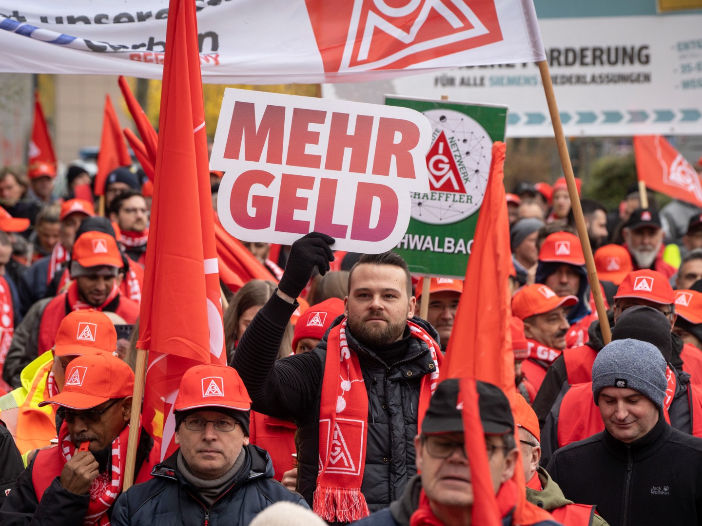 Beschäftigte bei einer Warnstreik-Kundgebung in der Metall-Tarifrunde