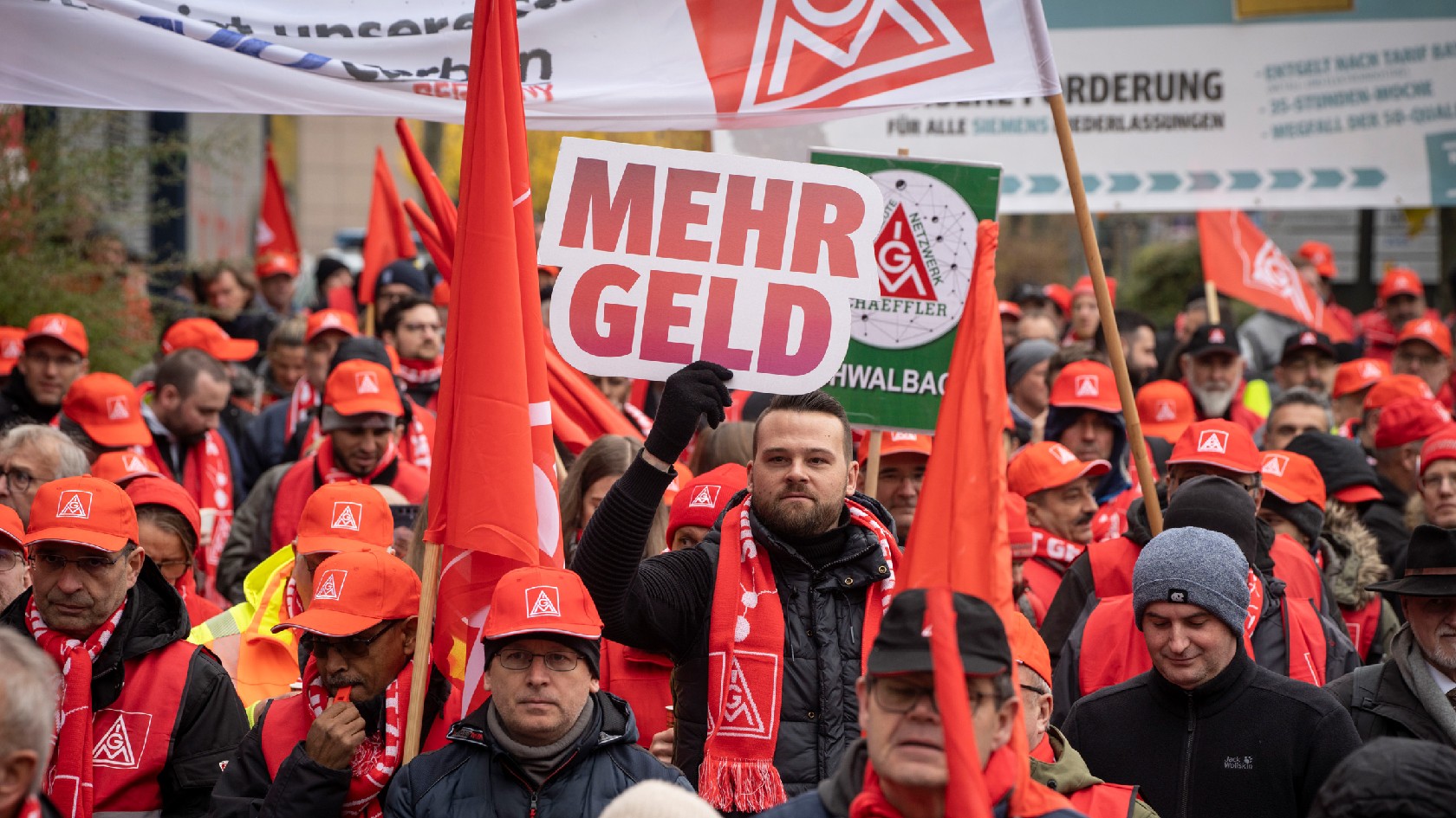 Beschäftigte bei einer Warnstreik-Kundgebung in der Metall-Tarifrunde