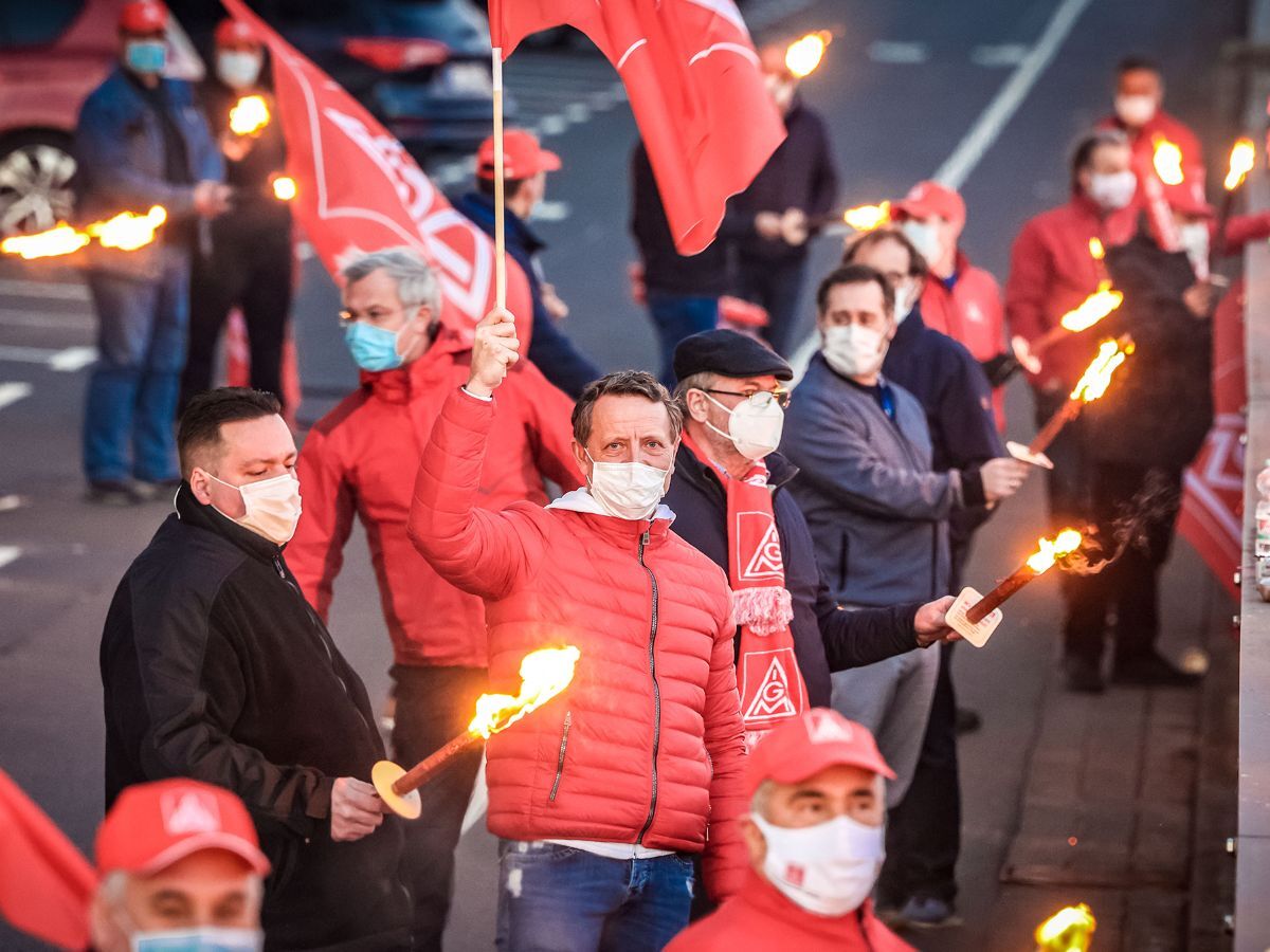 150 000 Im Warnstreik- Tarifrunde Metall Und Elektro 2021