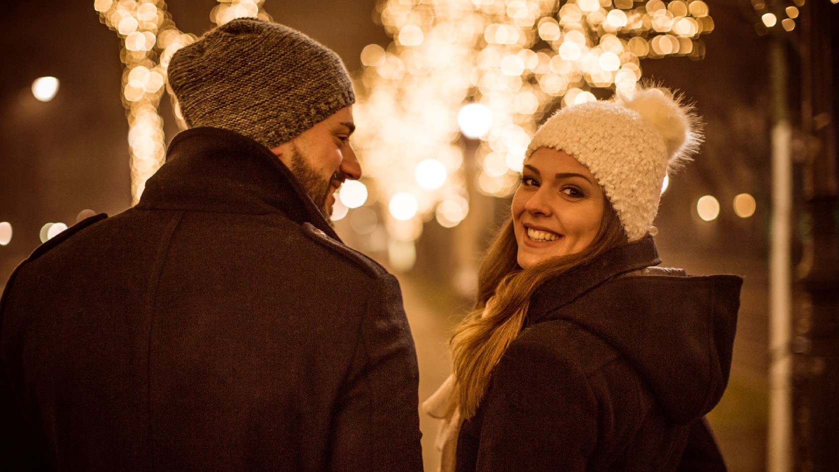 Paar spaziert über Weihnachtsmarkt