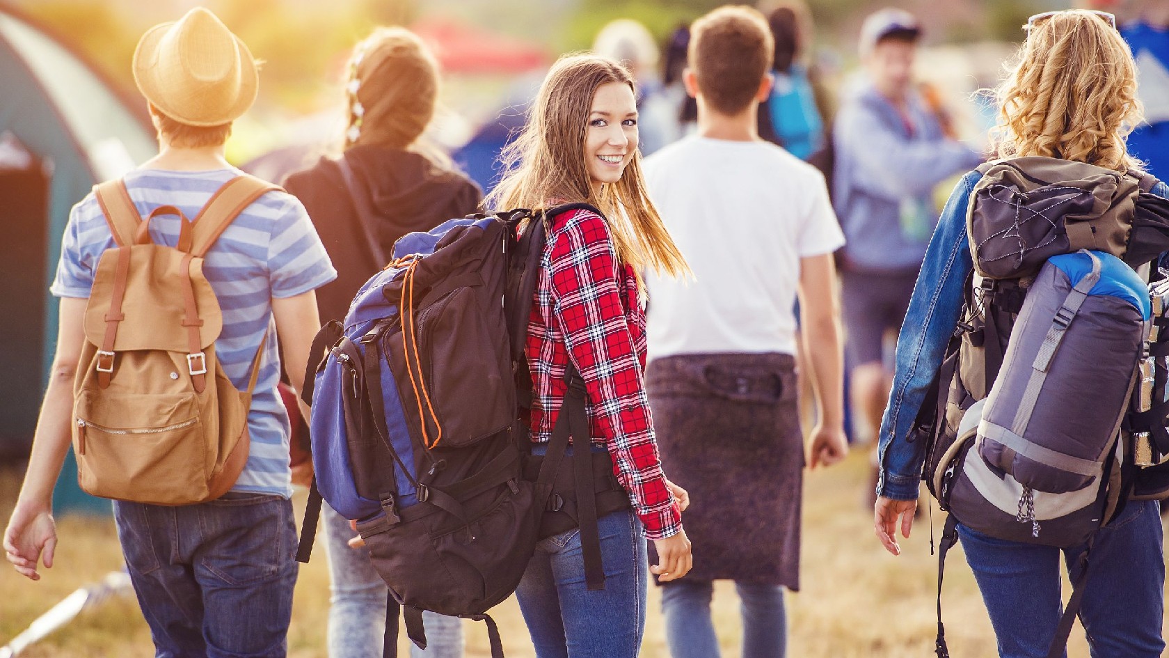 Junge Menschen mit Rucksack